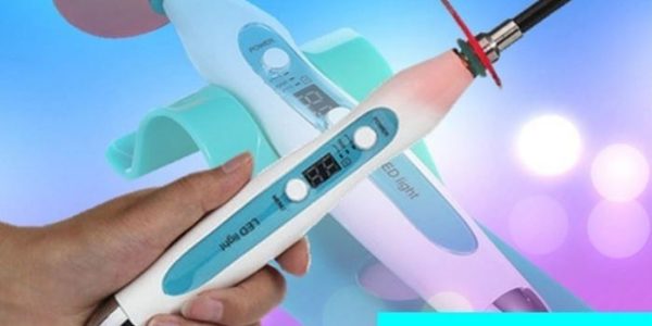 Lampada LED per fotopolimerizzazione dei compositi